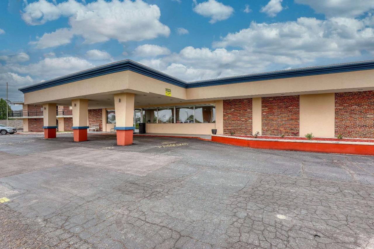 Suburban Studios Neenah-Appleton Exterior photo