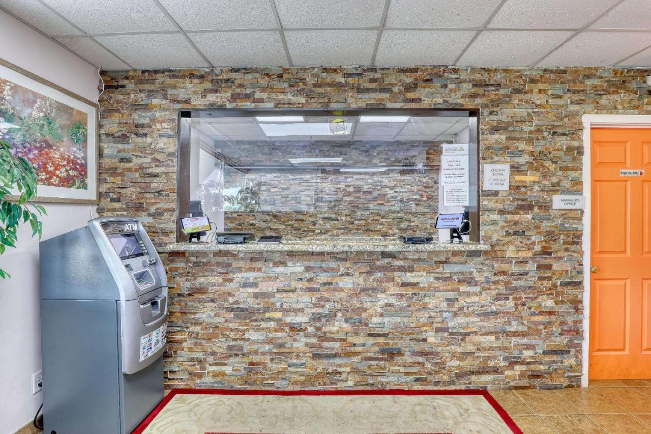 Suburban Studios Neenah-Appleton Exterior photo
