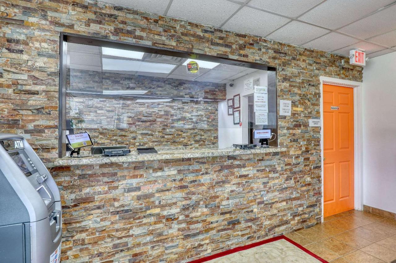 Suburban Studios Neenah-Appleton Exterior photo