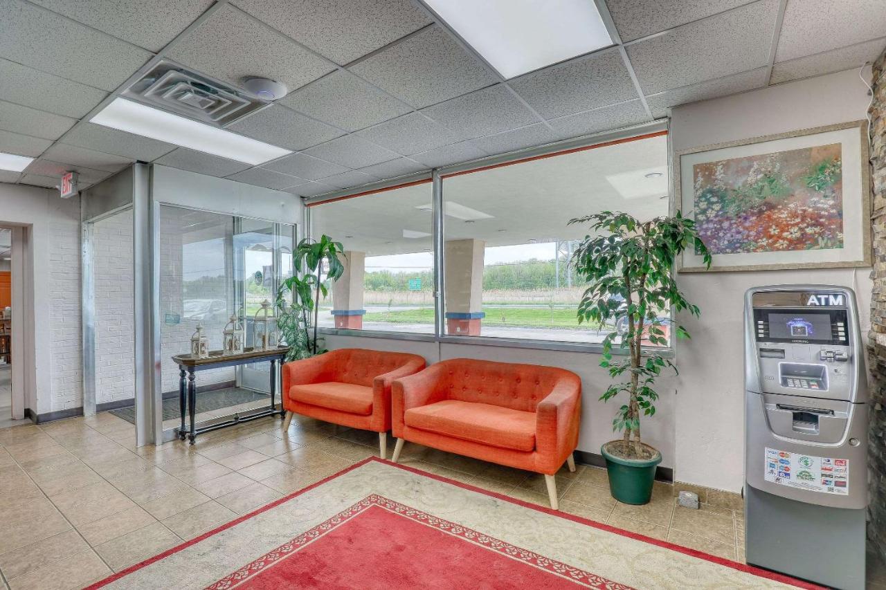 Suburban Studios Neenah-Appleton Exterior photo